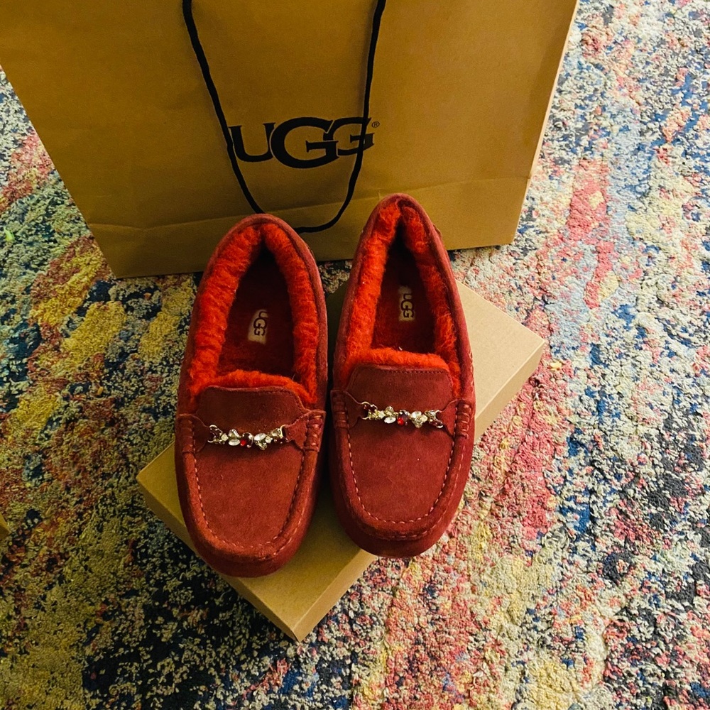 UGG , slippers , new with box